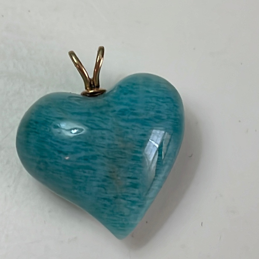 Pd7. Beautiful green stone heart shaped pendant.
